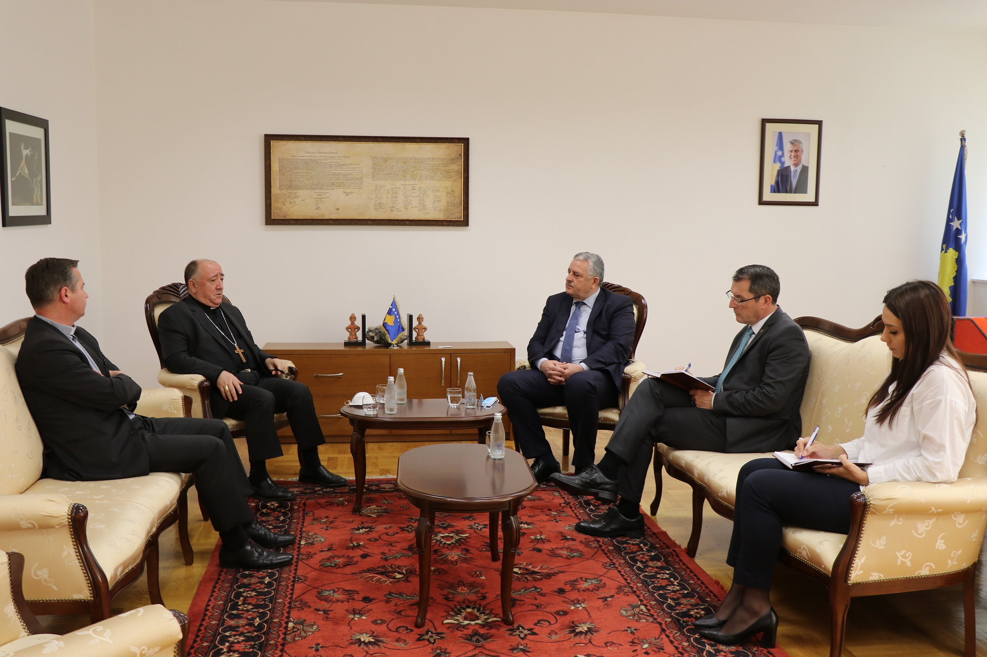 Ministri Veliu takon Imzot Dodë Gjergjin, vlerëson frymën civilizuese që ndiqet nga krerët fetare