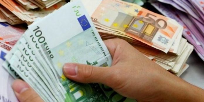 Dollari forcon pozitat, euroja zhvlerësohet në raport me lekun
