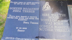 Pllaka e Nënës Terezë me mbishkrimin edhe në shqip në sheshin e Shkupit