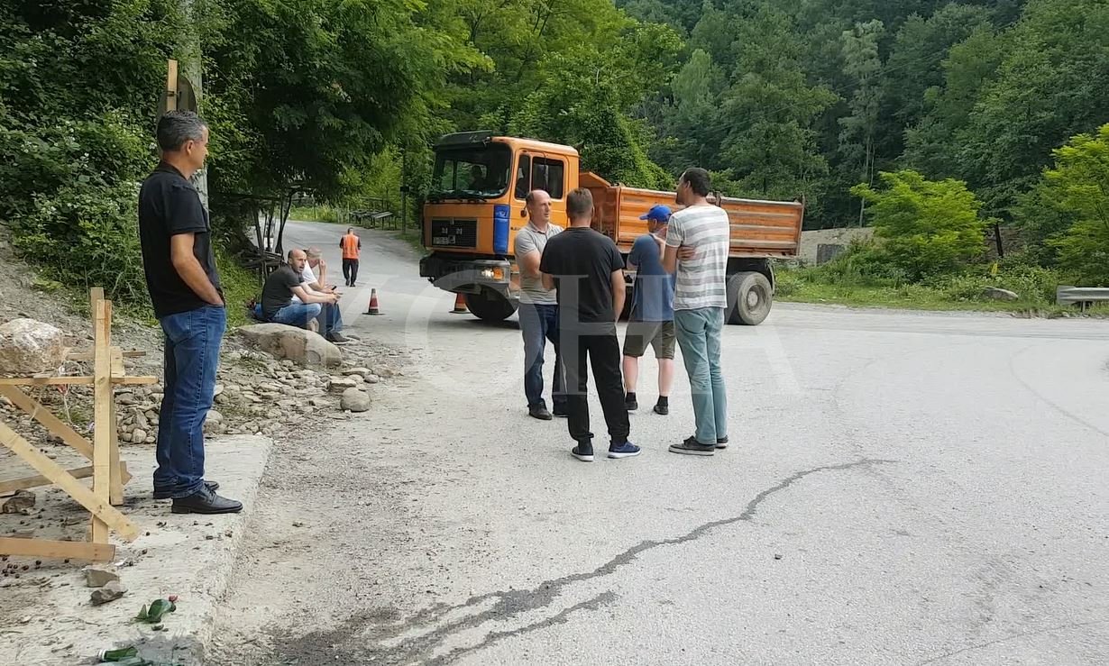 Banorët e Firajës dhe Brodit ankohen për dëmtim të rrugës nga automjetet e rënda