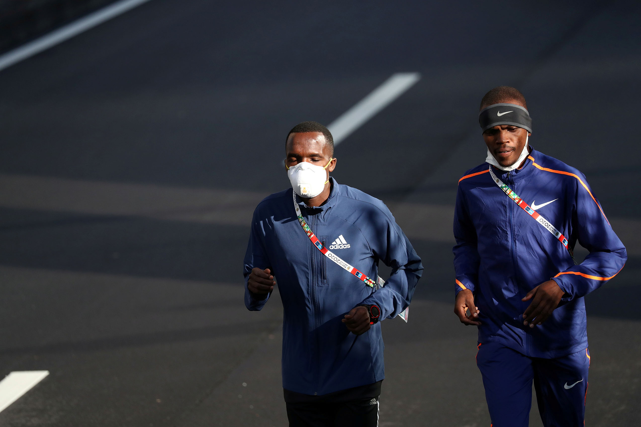Maratona e Tokios u mbajt në rrugë të zbrazura e me vetëm disa qindra garues