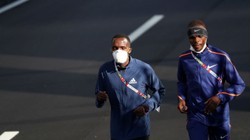 Maratona e Tokios u mbajt në rrugë të zbrazura e me vetëm disa qindra garues