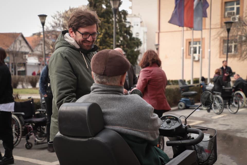 Në Prishtinë shpërndahen pajisje ndihmëse për personat me aftësi të kufizuar