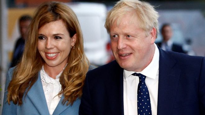 Boris Johnson e Carrie Symonds fejohen, presin një fëmijë