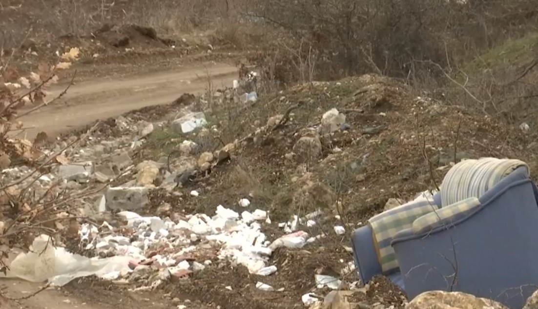 Banorët e fshatit Kmetovc ankohen për mbeturinat inerte