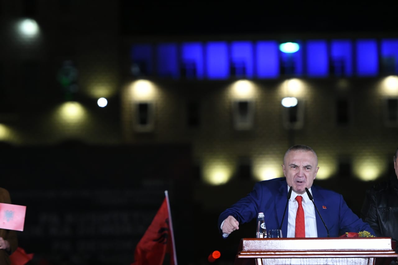 Meta: Presidenti i popullit ‘kuq e zi’ ulet në gjunjë vetëm para flamurit kuq e zi
