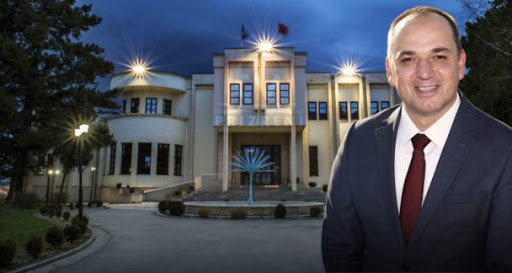 Kryetari i Prizrenit aplikon standarde të ndryshme ndaj zyrtarëve të akuzuar për keqpërdorim të pozitës