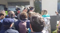 Aktivistët e VV-së përplasen me policinë pas shkrimit të grafiteve në muret e Tiranës