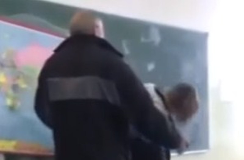 Aktakuzë ndaj mësuesit në Gjilan që ia preu flokët nxënësit në klasë me forcë
