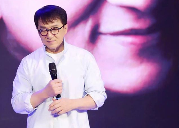 Jackie Chan u thotë fansave që nuk është prekur nga koronavirusi