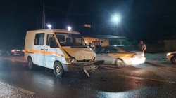 Shoferi i dehur i autoambulancës në Elbasan shkakton aksident, bën për spital dy persona