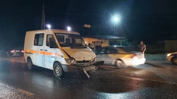 Shoferi i dehur i autoambulancës në Elbasan shkakton aksident, bën për spital dy persona