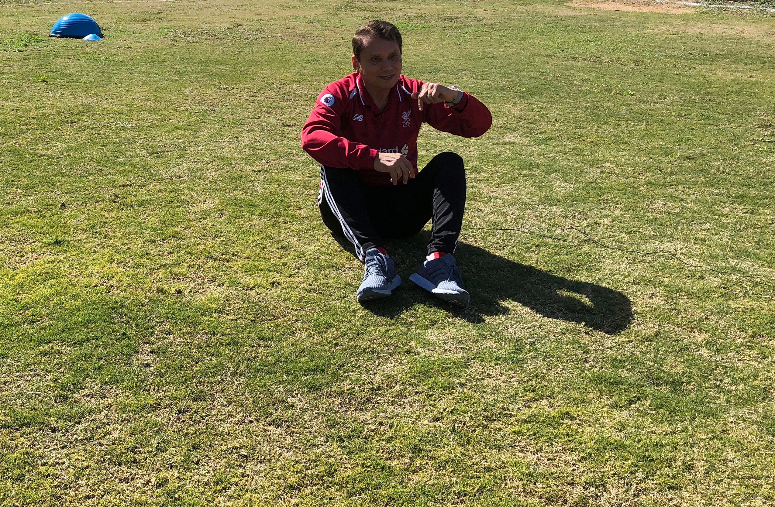 Gjyshi 75-vjeçar shënon gol në debutimin në futboll profesionist
