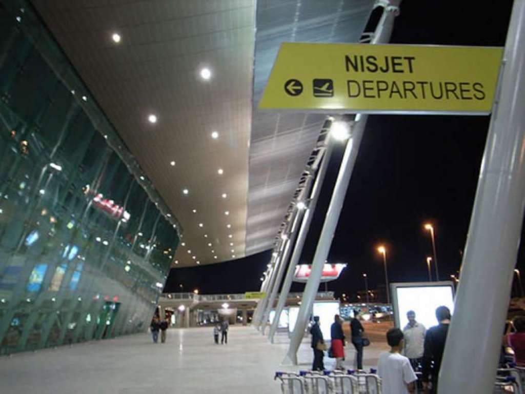 Shqipëria anulon fluturimet për dhe nga disa aeroporte në Itali