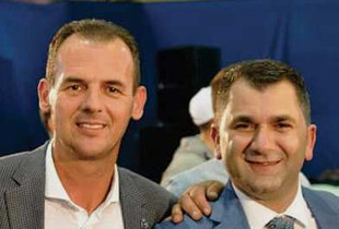 Nënkryetari i ri i komunës së Pejës, Fatmir Asllani dhe ish-nënkryetari, Shkumbin Gashi