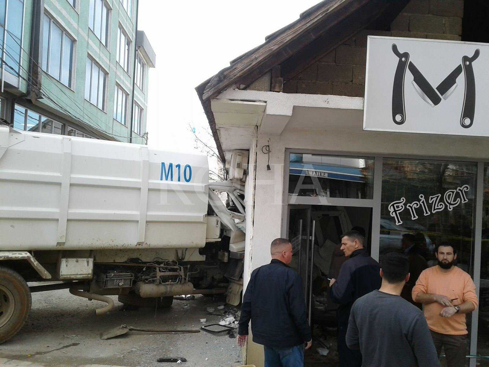 Kamioni futet në një lokal në Malishevë, lëndohen tre punëtorë