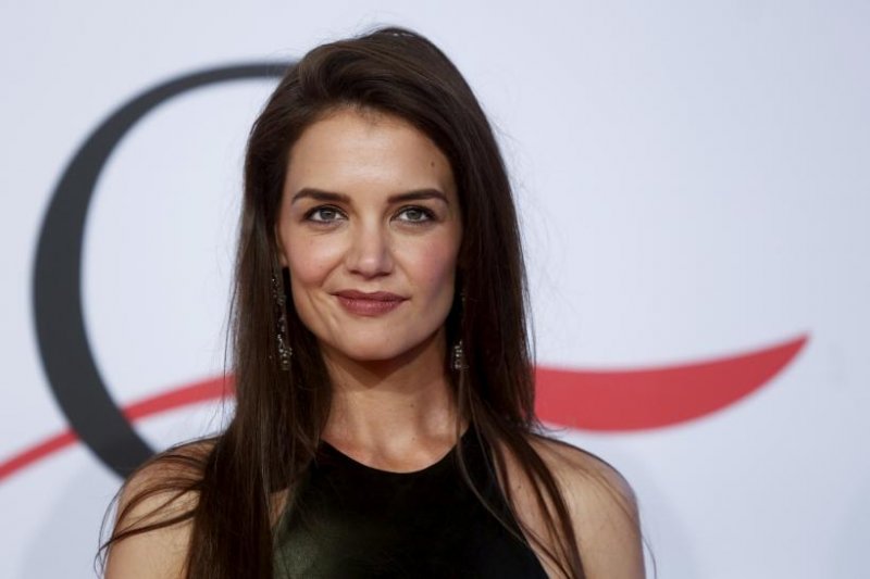 Katie Holmes ishte shoqëruar me njerëz të panjohur, pas shkurorëzimit nga Tom Cruise