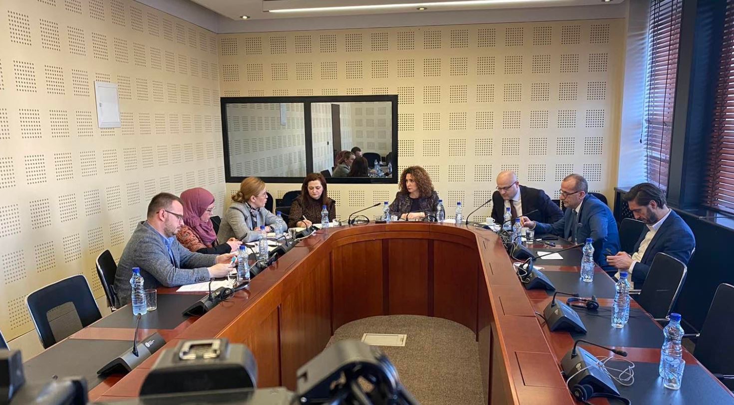 Reshitaj me kritika për Qeverinë që nuk i futi edhe mjekët në vendimin për pushimin prindëror
