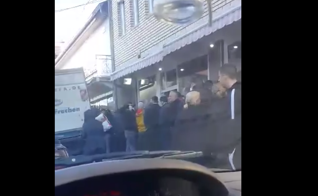 Edhe sot radhë të gjata për miell, pavarësisht se Qeveria thotë se ka mjaftueshëm