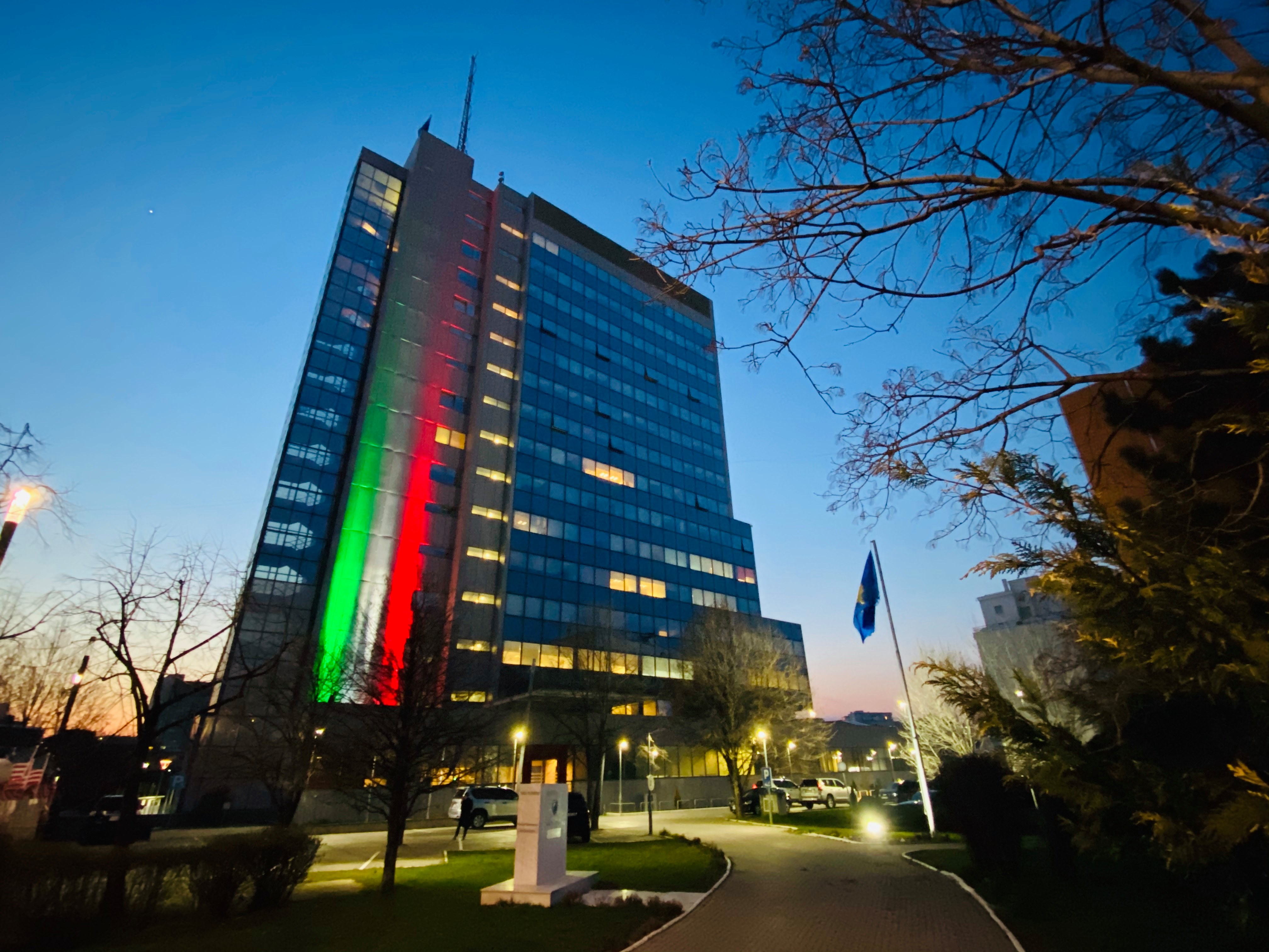 Qeveria e Kosovës vendos flamurin italian në ndërtesë në shenjë solidarizimi