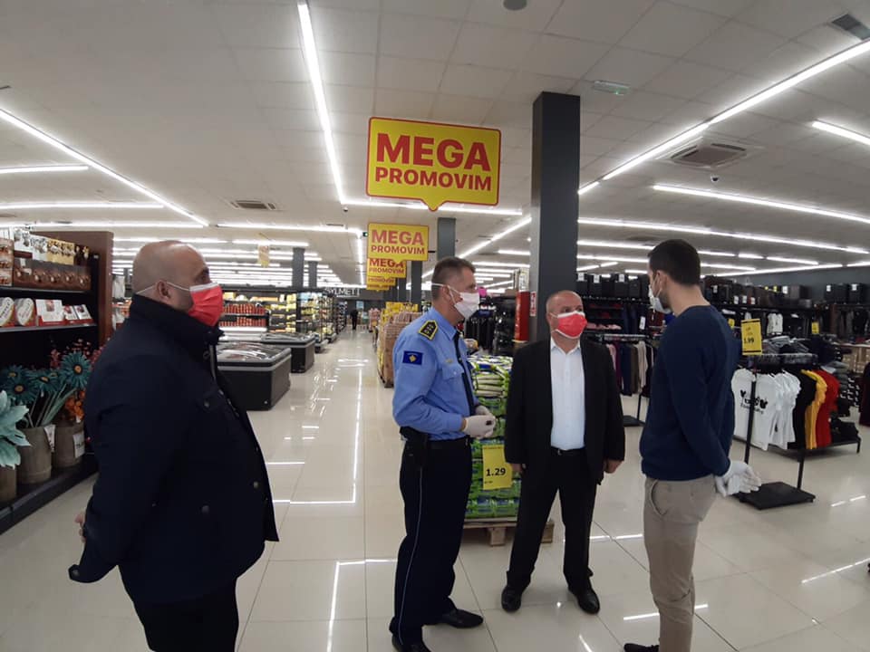 Kryetari i Rahovecit viziton bizneset, apelon për mos rritjen e çmimeve të produkteve