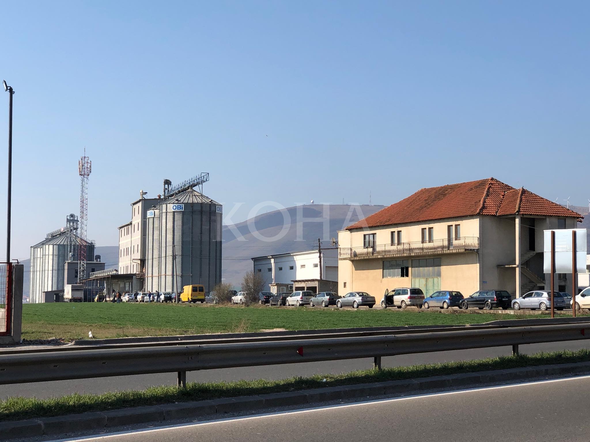 Vazhdojnë pritjet shumëorëshe për furnizim me miell