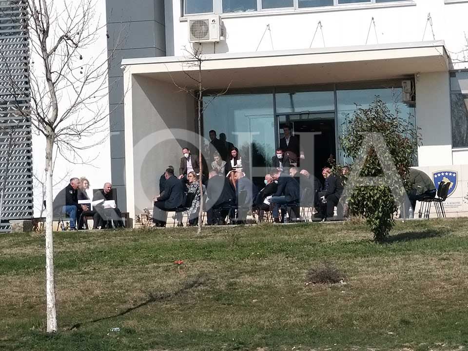 Ministrja Hajdari njëherë në shesh, e tash jashtë Ministrisë mban takime