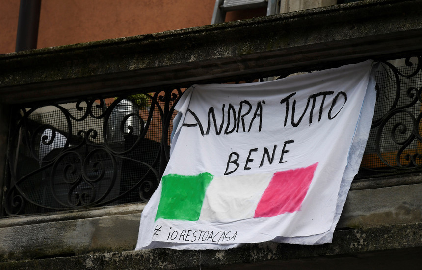 Baneri me mbishkrimin “Do të bëhet mirë” shihet në një ballkon në Milano, Itali, teksa përhapja e koronavirusit vazhdon. Foto: Reuters
