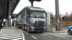 Kamioni i parë me mallra serbe futet në Kosovë pas heqjes së tarifës