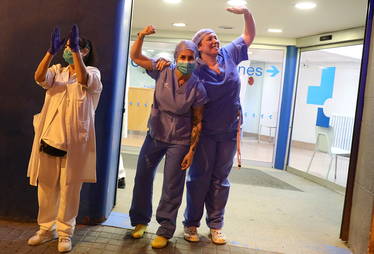 Foto: Reuters / Mjekët në Barcelonë duke u duartrokitur për punën e tyre