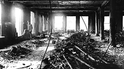 Më 25 mars 1911 zjarri përfshiu një fabrikë veshjesh në New York ku vdiqën 146 punëtorë - 143 prej tyre gra e vajza