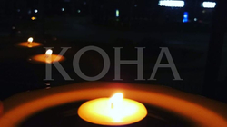 Qytetarët ndezin qirinj në nderim të Leze Qenës, e protestojnë kundër rrëzimit të Qeverisë