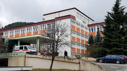 Mjeku i urgjencës së Spitalit të Pejës shkel vendimet e Qeverisë, e hap ambulancën private në Klinë