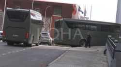 55 qytetarë të kthyer nga Zvicra vendosen në karantinë, Thaçi nuk mirëpritet aty
