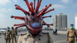 Polici në Indi që del rrugëve me helmetë “koronavirusi”