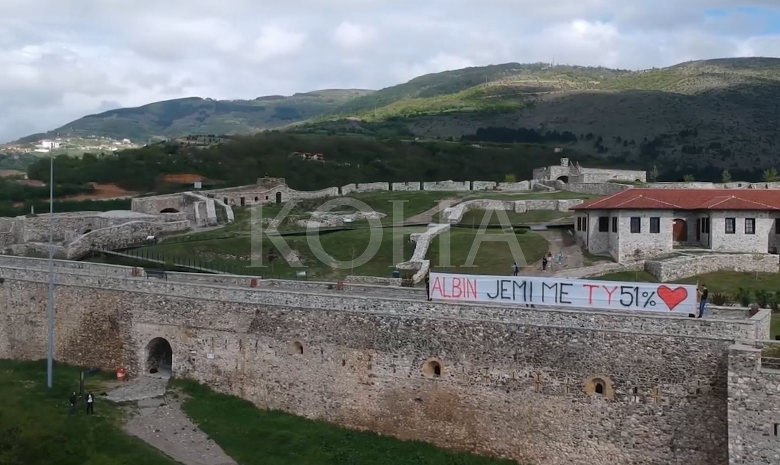 Në Prizren nis hetimi për vendosjen e parullave në përkrahje të Kurtit