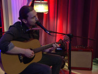 Kantautori Shpat Deda –  sonte prej orës 20:30 në KTV, “Gjirafa Video” e në faqen e Komunës së Prishtinës –  është i pari që “ngre perden” e “Rri n’shpi me neve” me koncertin e tij, në të cilin sjell disa nga hitet e projektet e realizuara së fundmi