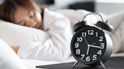 Njerëzit po flenë më gjatë dhe më keq gjatë karantinës