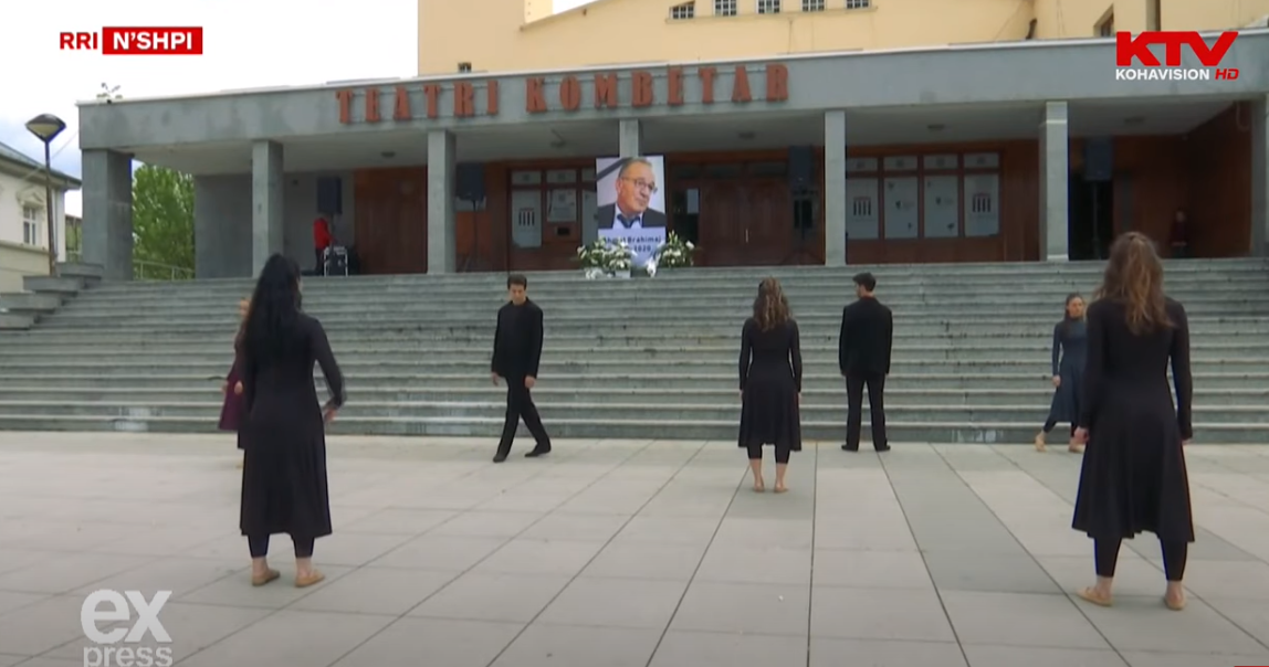 Balerinët e nderuan Brahimajn me performancë para Teatrit Kombëtar