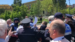 Protestë në Tiranë kundër masave ndaluese, policia shoqëron me forcë disa qytetarë