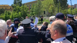 Protestë në Tiranë kundër masave ndaluese, policia shoqëron me forcë disa qytetarë