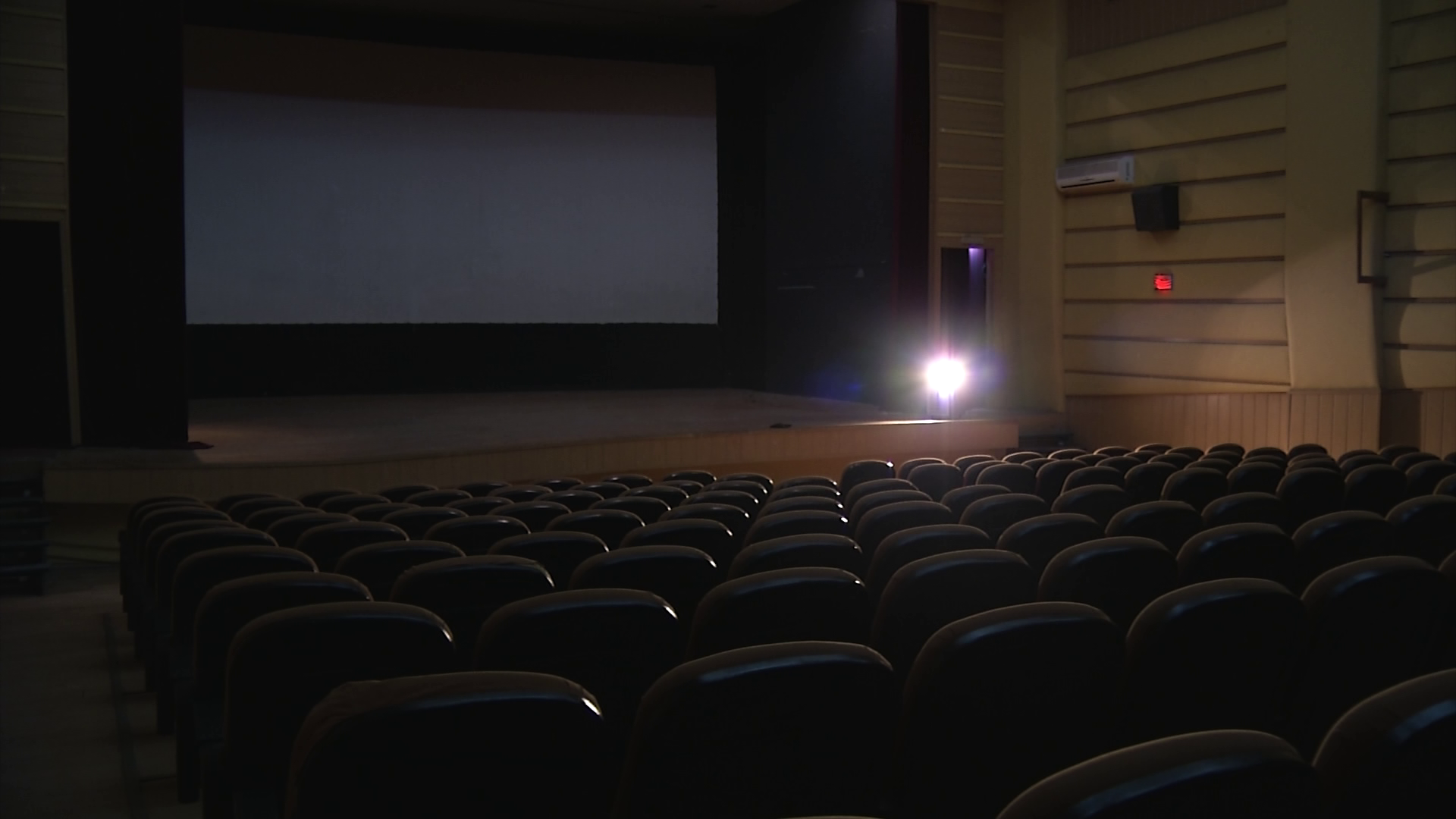 Ndër vite, objekti që sot mban emrin e Jusuf Gërvallës do të shndërrohej në njërin prej vendtakimeve të vetme kulturore e shoqërore në qytetin e Pejës. Historiku i këtij institucioni është dokumentuar në një libërth të publikuar në version digjital