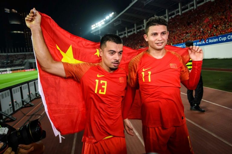 Kina i përfshin për herë të parë tre lojtarët e natyralizuar në përfaqësuese