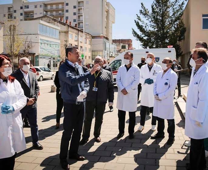 Veseli thotë se “Qeveria Kurti ka fyer mjekët dhe infermierët kosovarë”