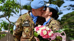 Ushtari e ushtarja italiane s’mund të presin të kalojë koronavirusi, martohen në fushëbetejë