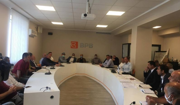 Transportuesit rrugorë kërkojnë të rifillojnë punën, paralajmërojnë protesta