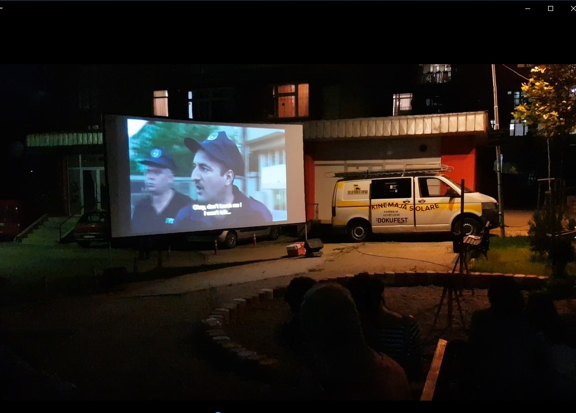 “Ballkoni”, i regjisores kosovare Lendita Zeqiraj, ka qenë oferta e kinemasë lëvizëse të “DokuFestit”, e cila të mërkurën mbrëma është ndalur në lagjen “Bazhdarhane” të Prizrenit. Shfaqja e filmave në këtë mënyrë po bëhet në kuadër të “Doku n’ballkon”