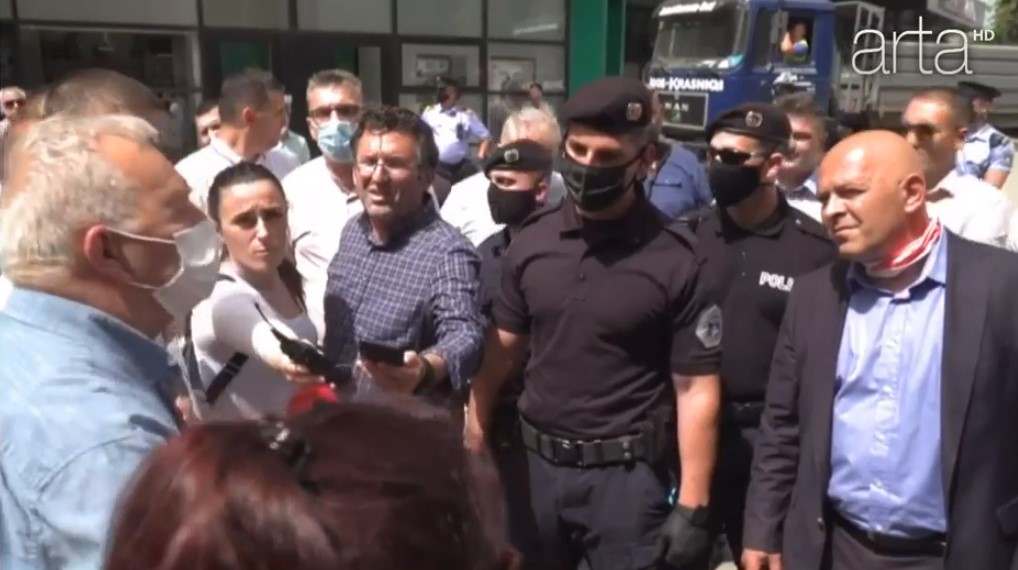 Në Gjakovë protestohet kundër zgjerimit të rrugës kryesore, Gjini thotë se projekti nuk ndalet