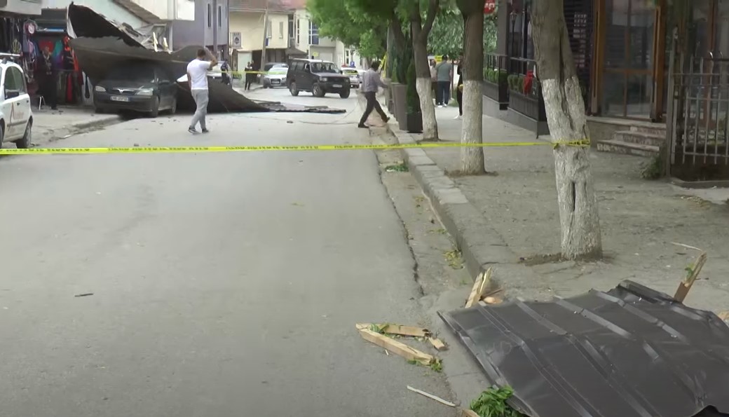Shqipëria përfshihet nga një ciklon, hoqi çati e rrëzoi drunj