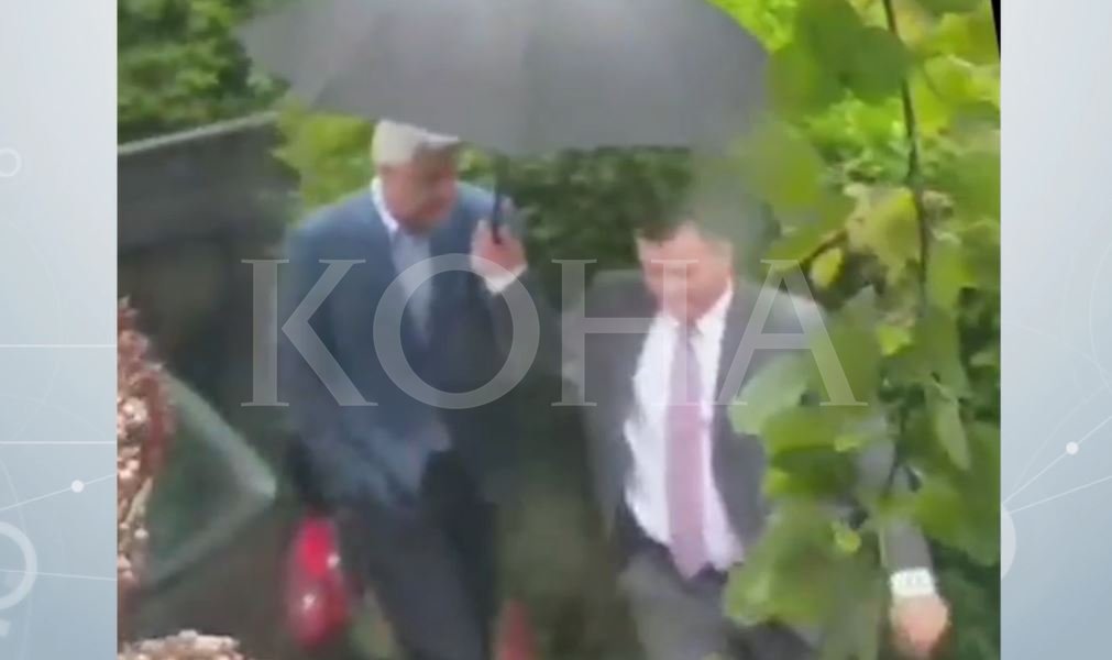Në mesin e pandemisë, presidenti Thaçi shihet duke dalë nga një restorant